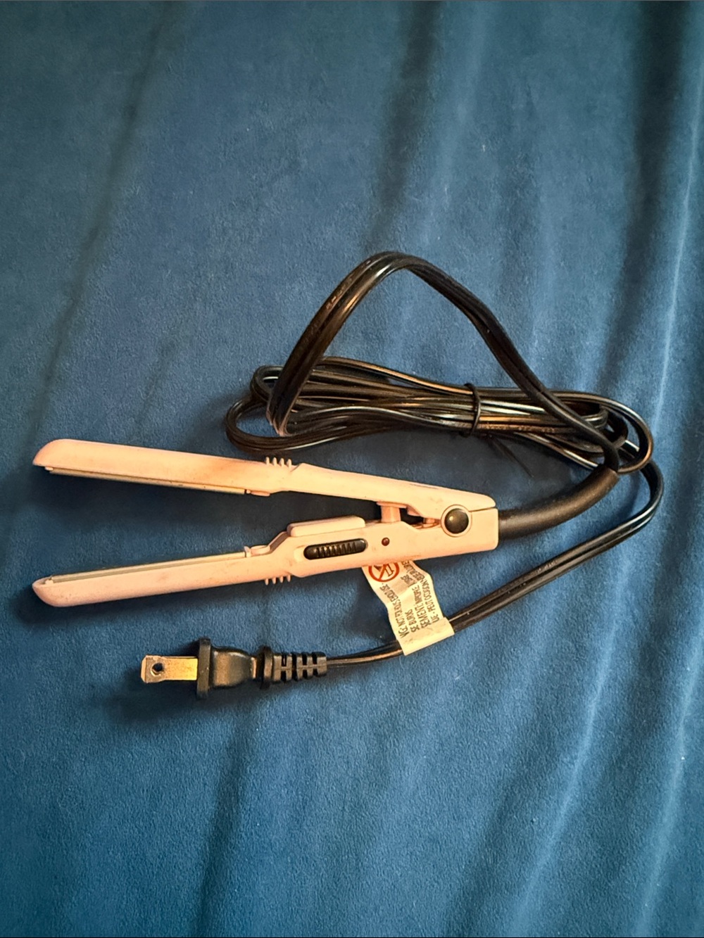 Quo by contain Pink Mini Hair Straightener Flat Iron. Heats fast works well